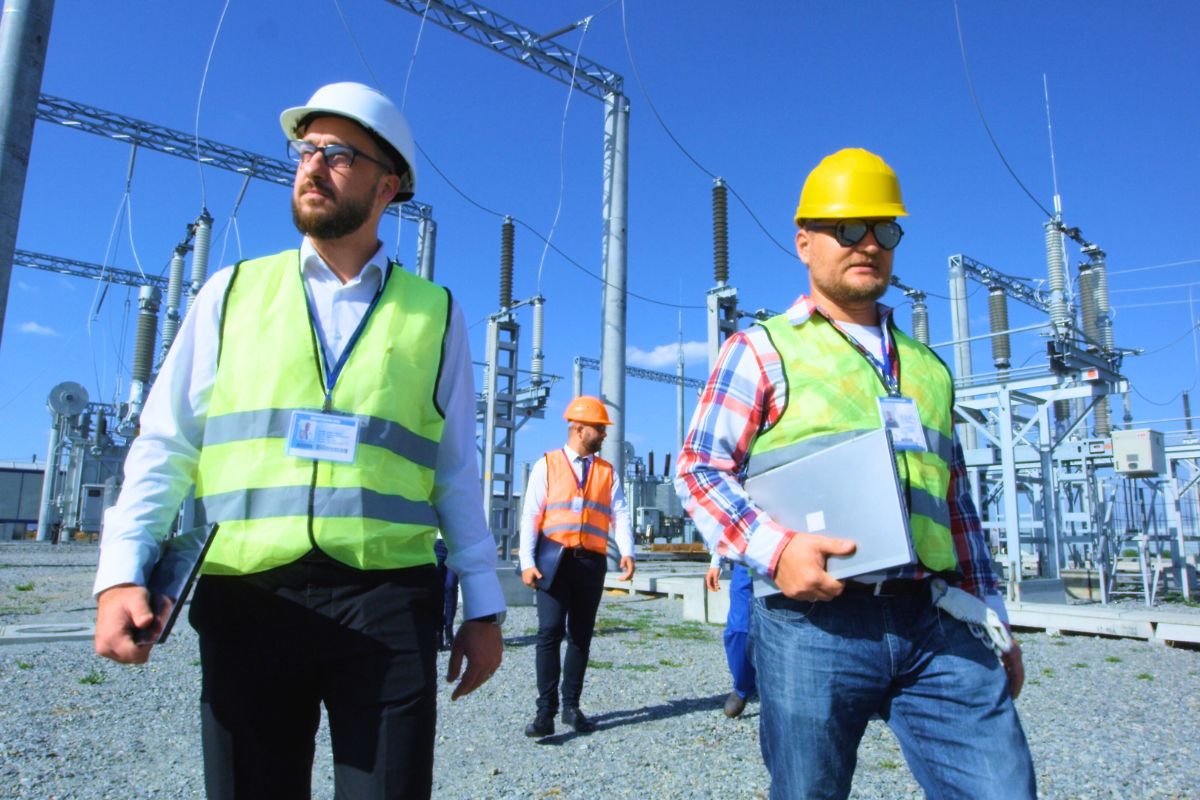 Engineers and construction workers under the sun taking a midday break as implemented by the UAE government