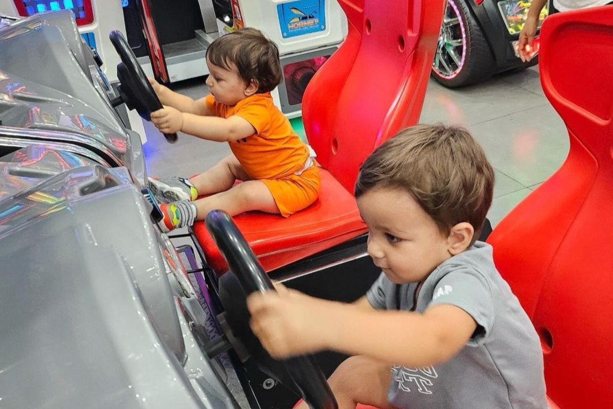 Magic Planet Arcade Featuring Kids On A Car Game