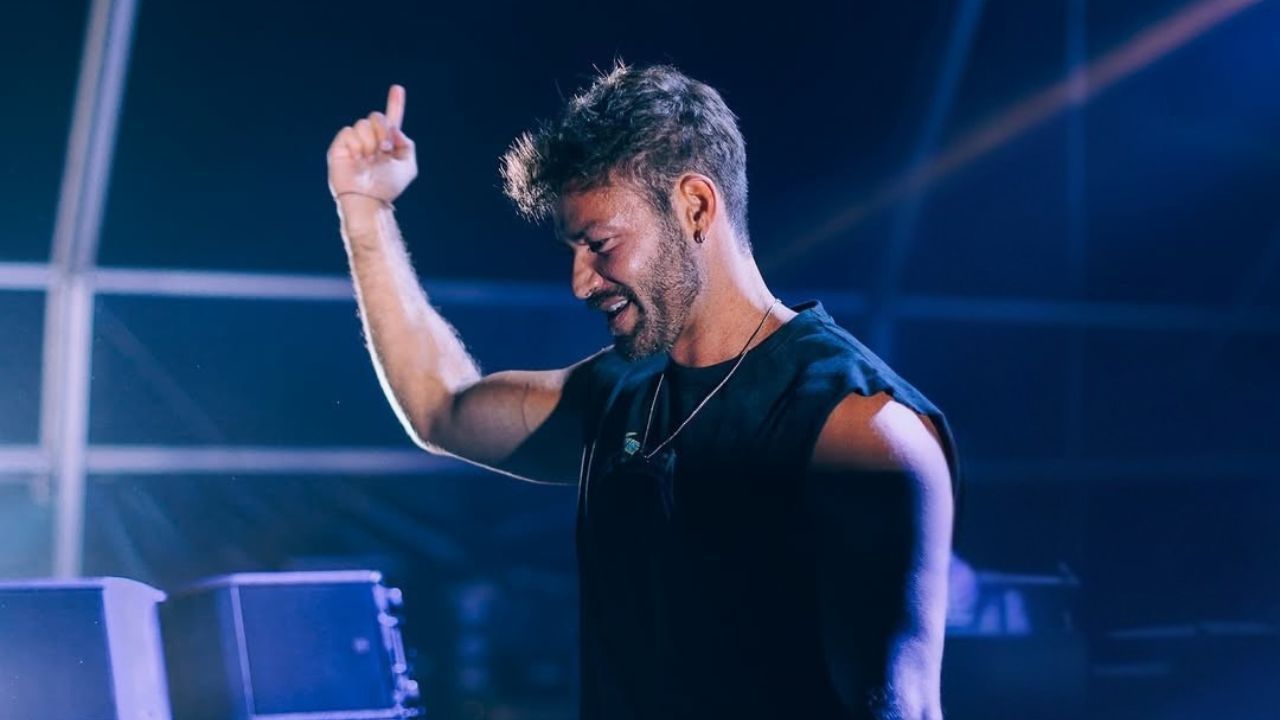 Dj kura at barasti beach bar at le meridien mina seyahi beach resort & waterpark