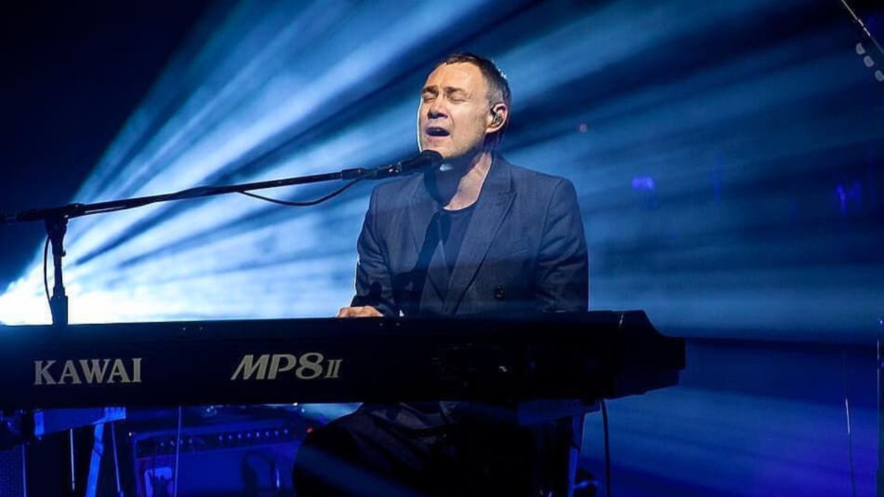 David gray performing at coca cola arena