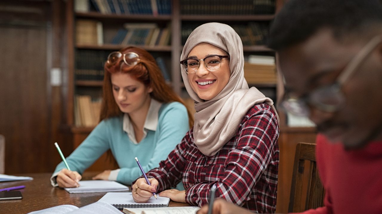 Dubai university students