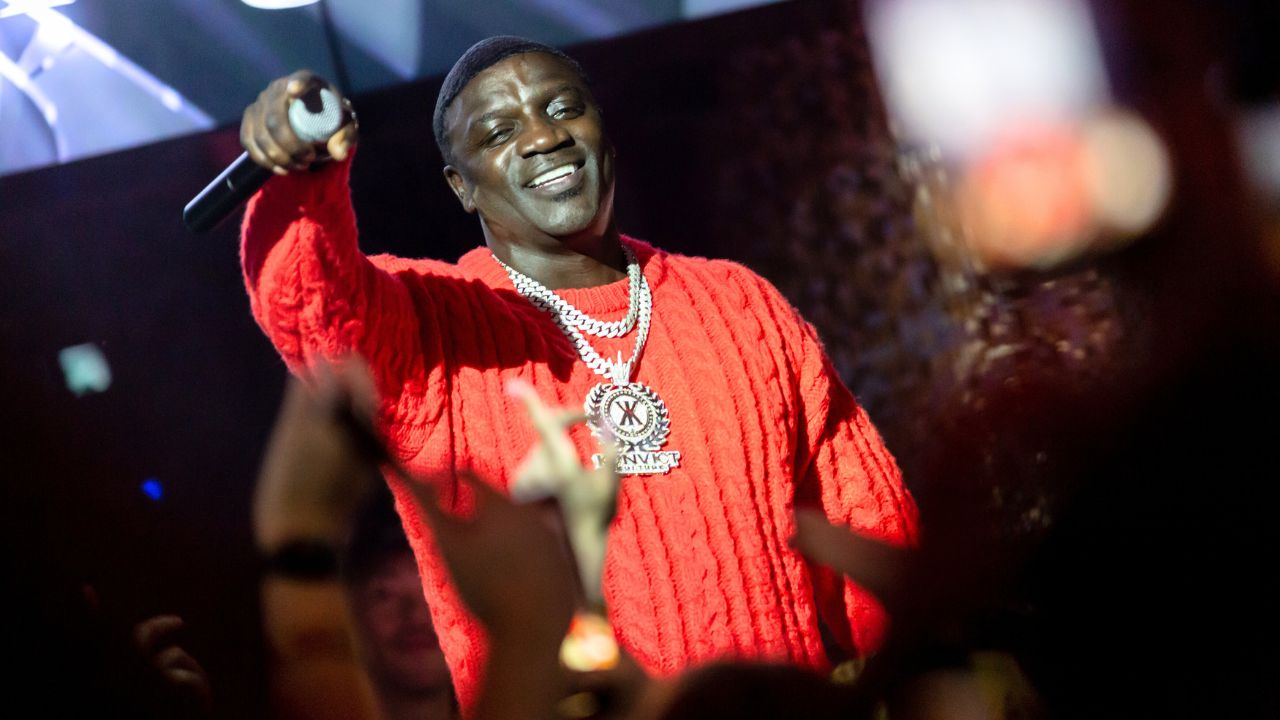 Akon takes over dubai’s privilege sls rooftop