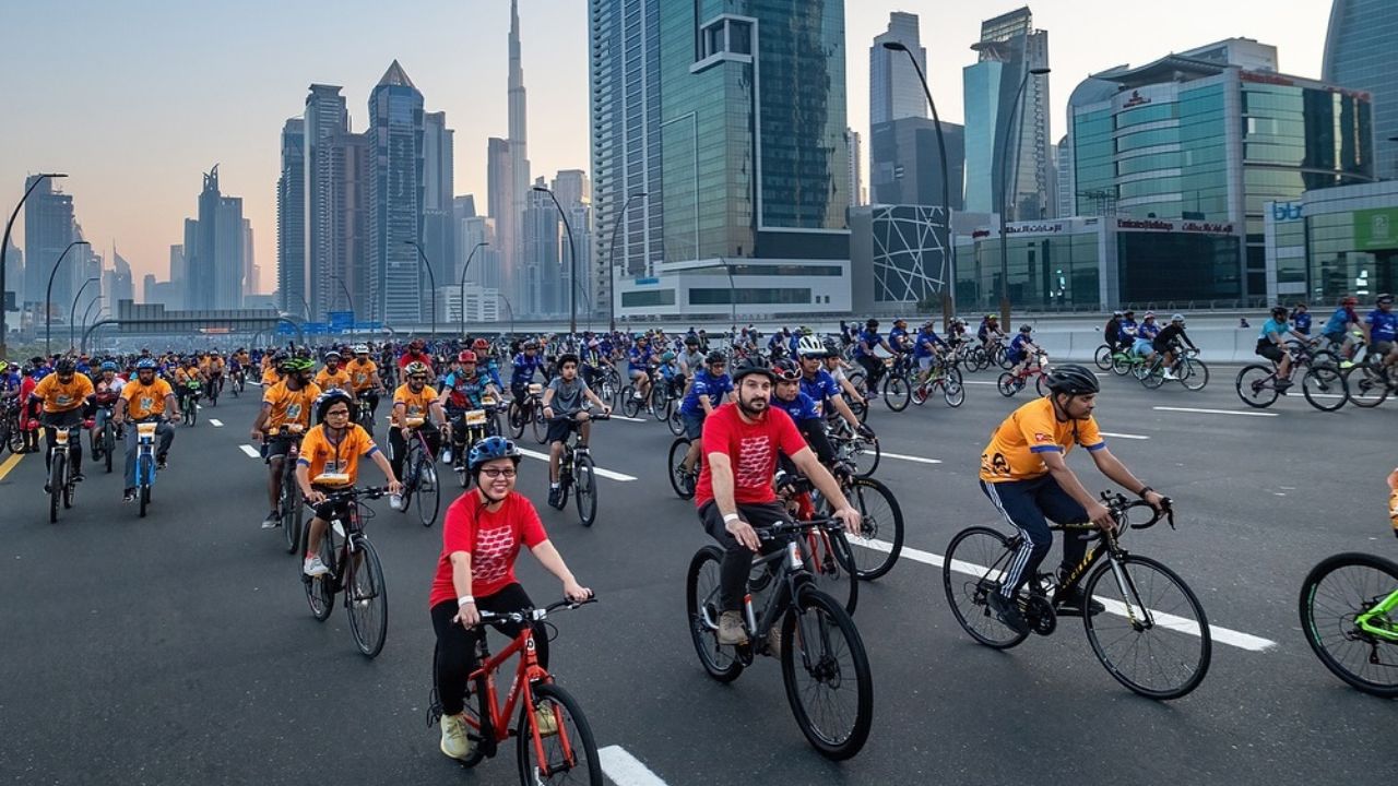 Thousands of cyclists for dubai ride