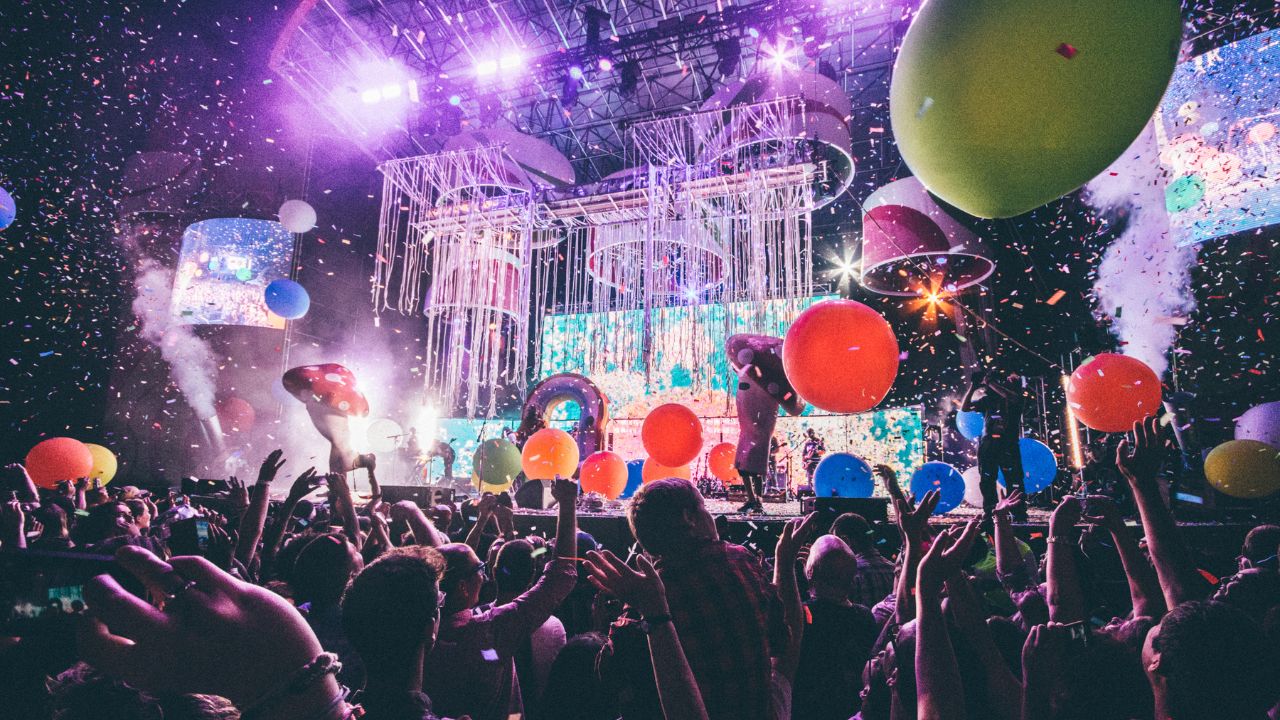 Vibrant Concert Scene in Dubai 2026 Bright concert with colourful balloons and energetic crowd in Dubai 2026.