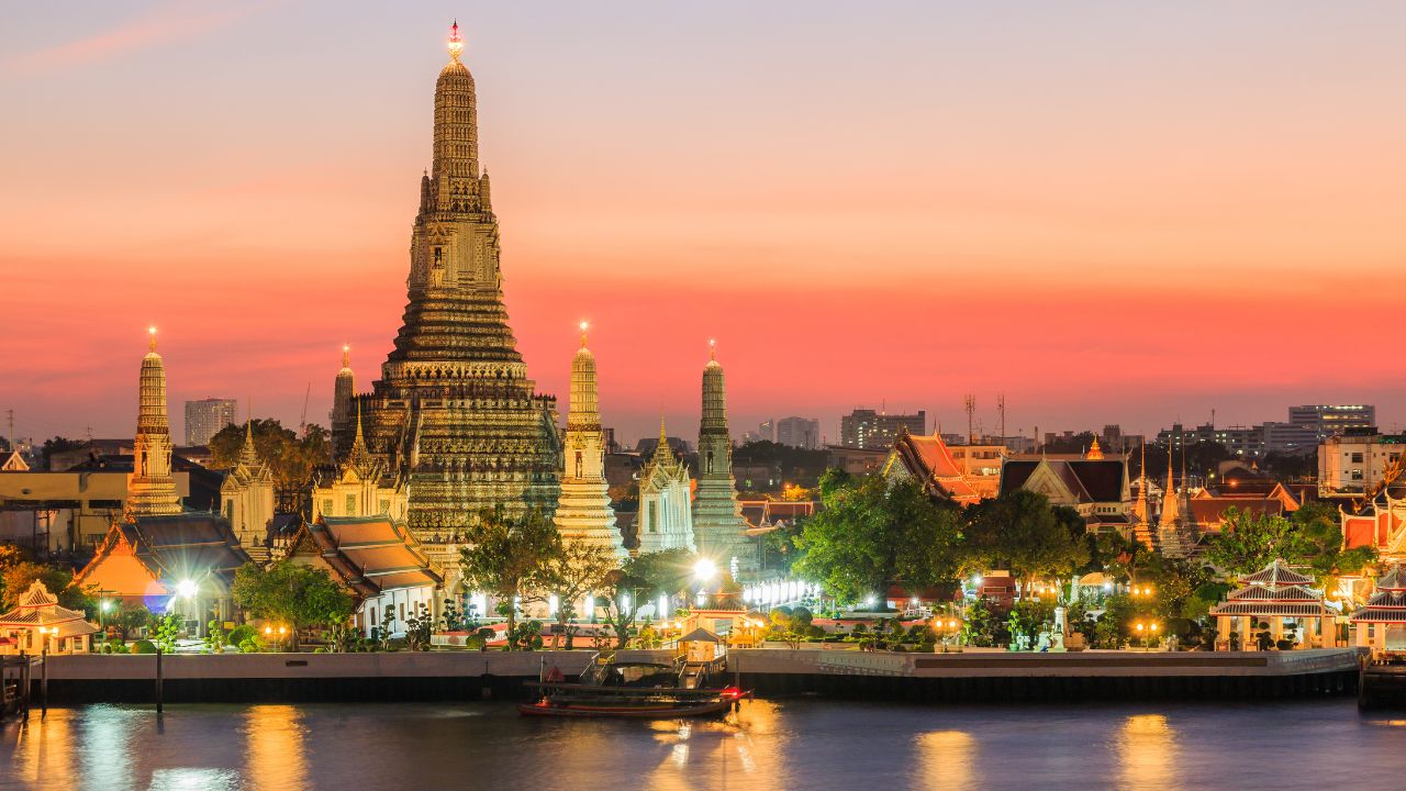Bangkok Wat Arun at sunset Bankok,Thailand. sunset