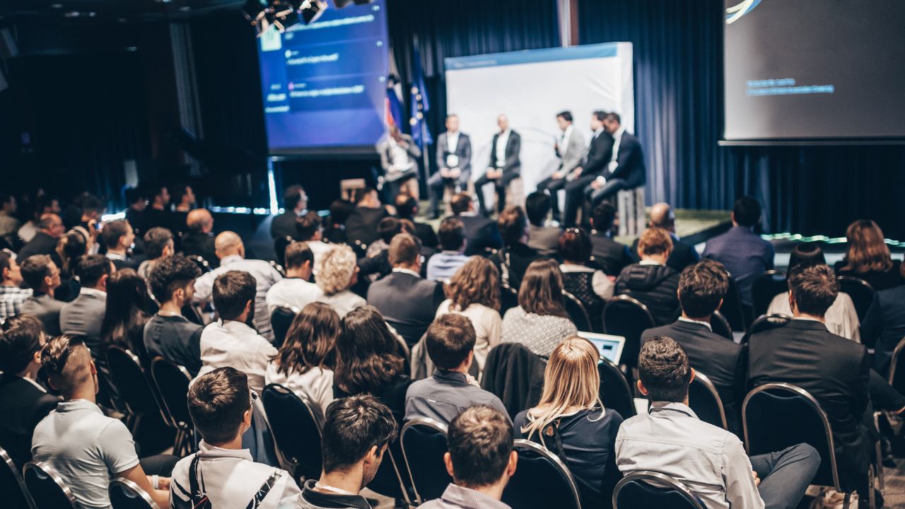 Conference on blockchain and AI with speakers and audience in Dubai.