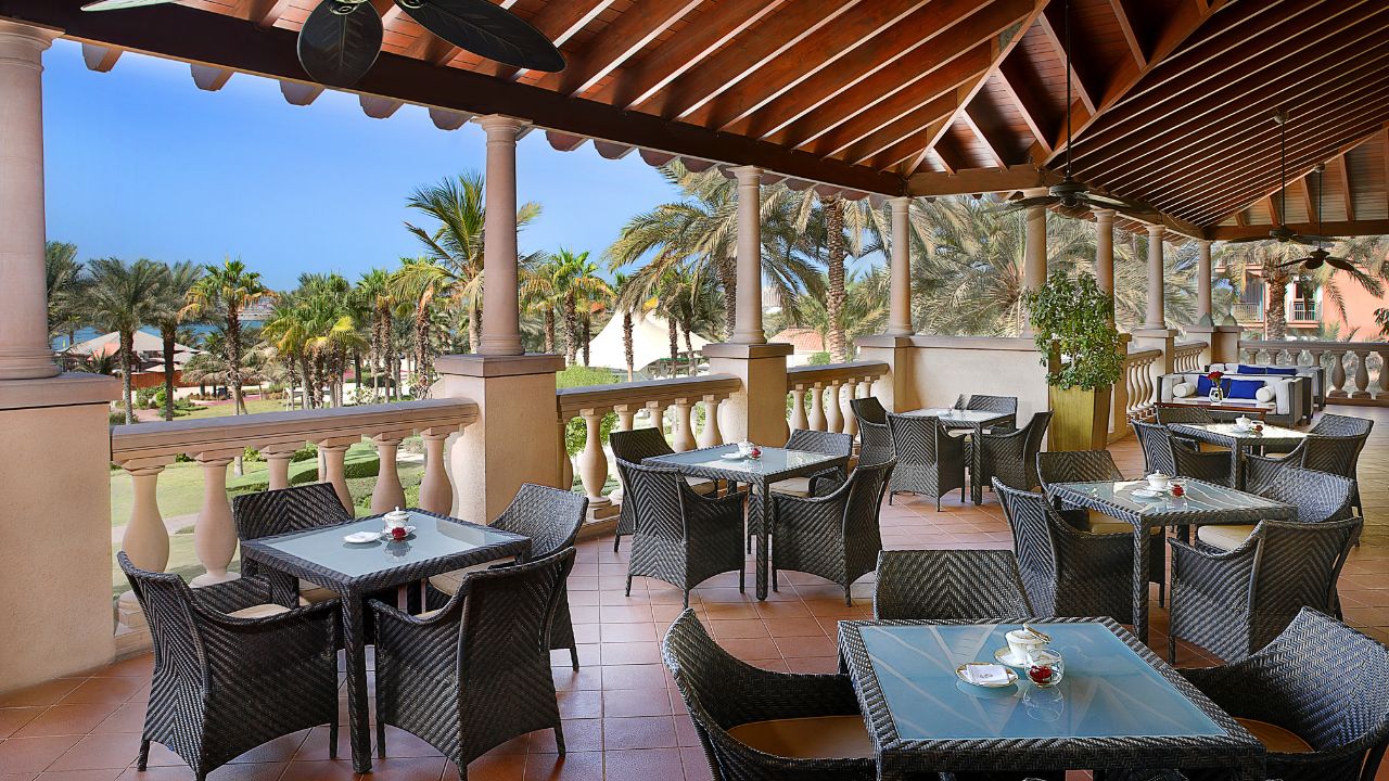 lobby lounge outdoor dining