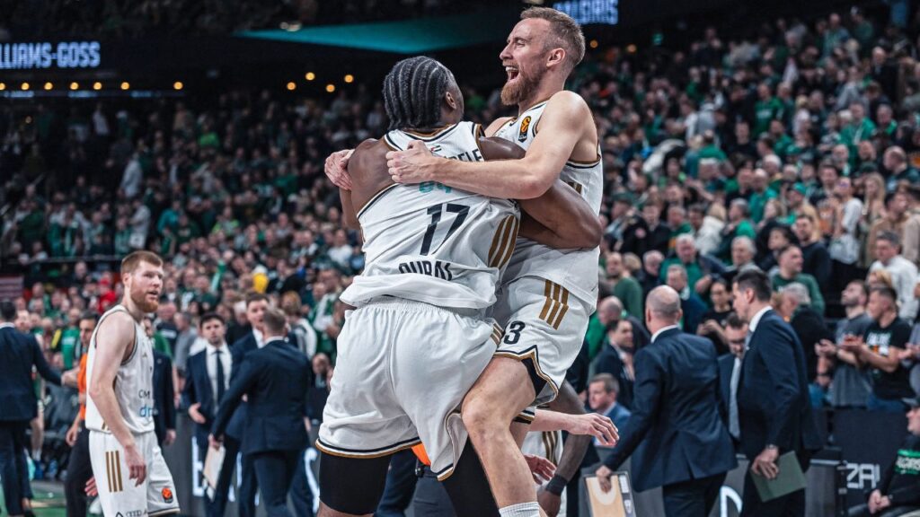 basketball players hugging