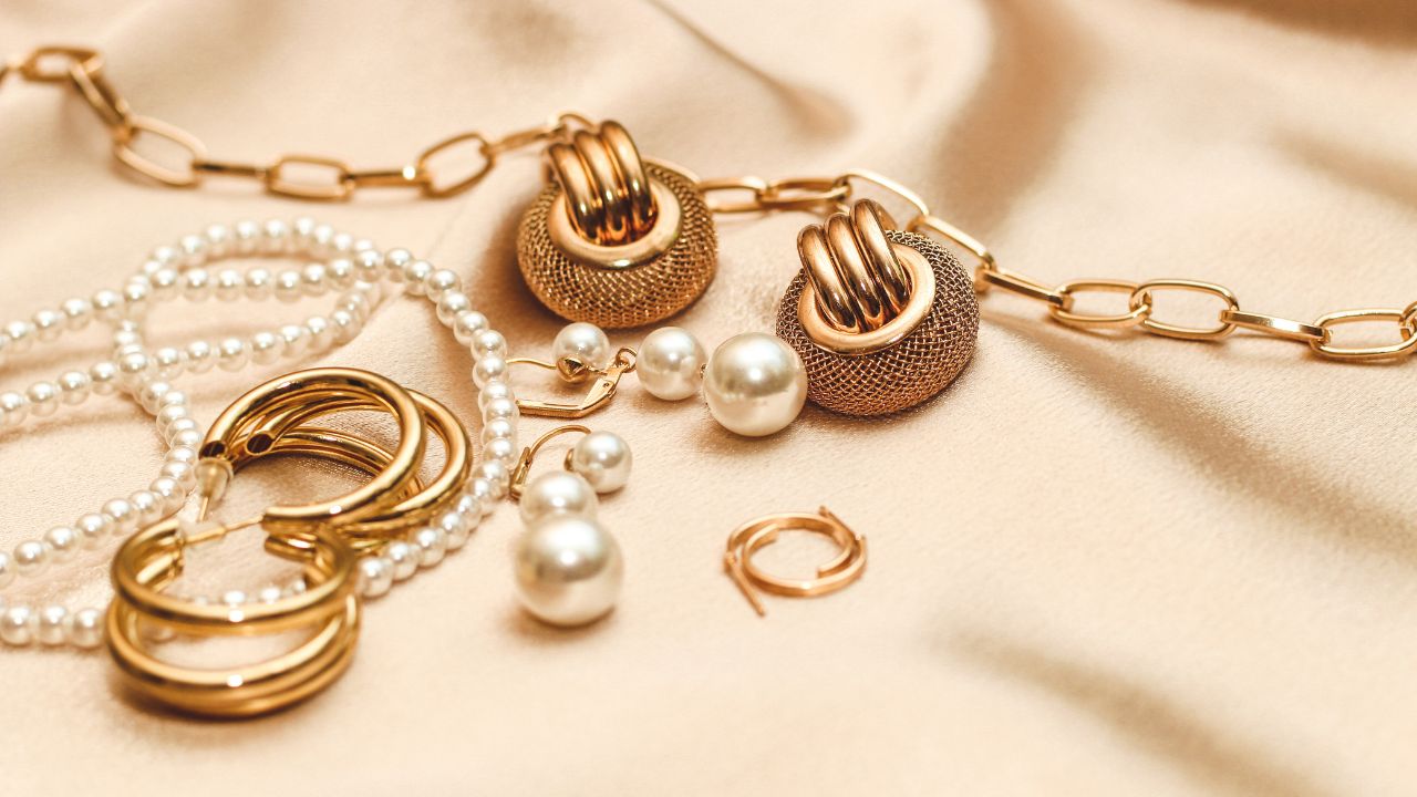 gold and pearl jewelry