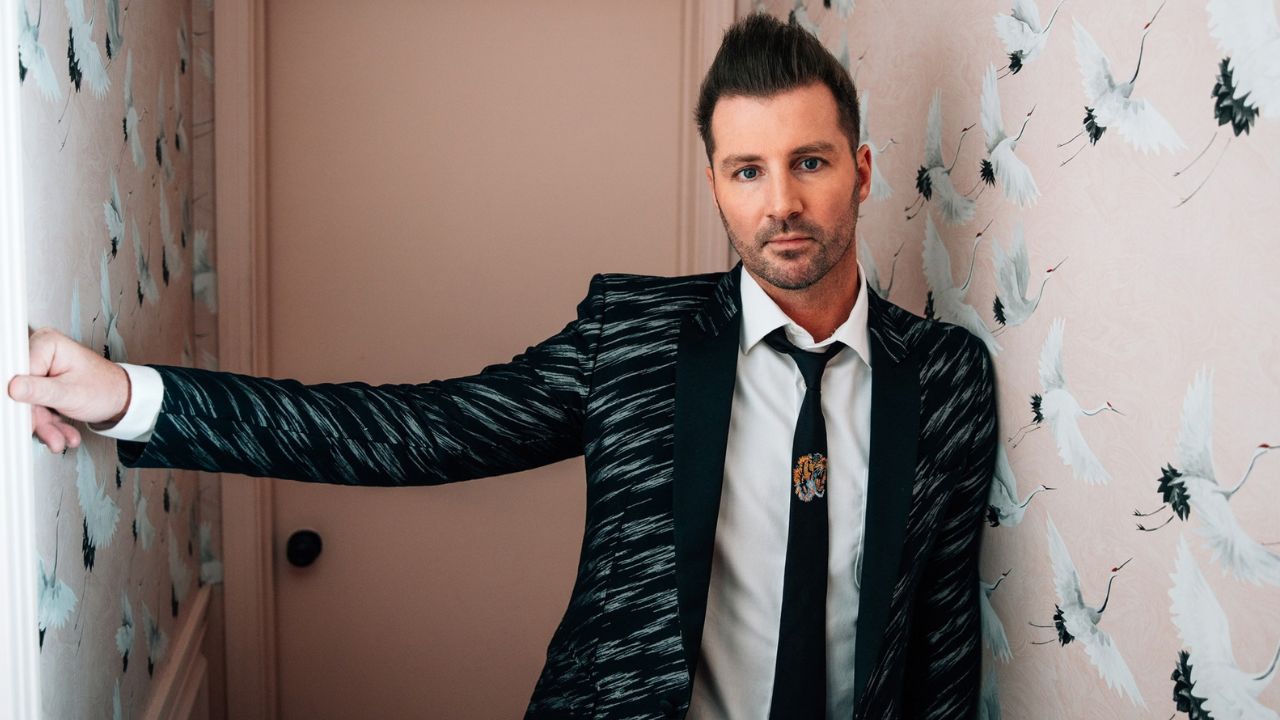 singer of secondhand serenade