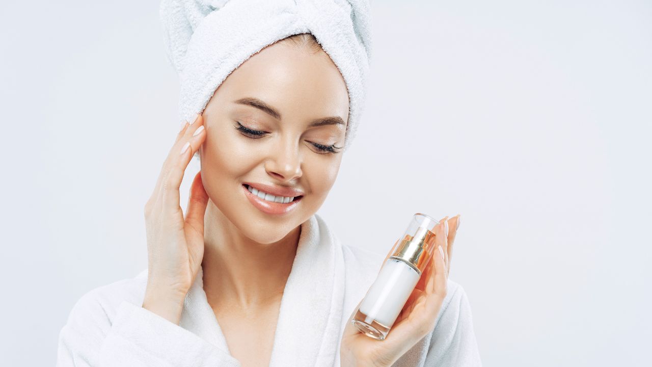 lady putting on skin care